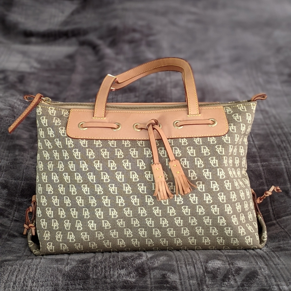 Unused Dooney & Bourke handbag purse